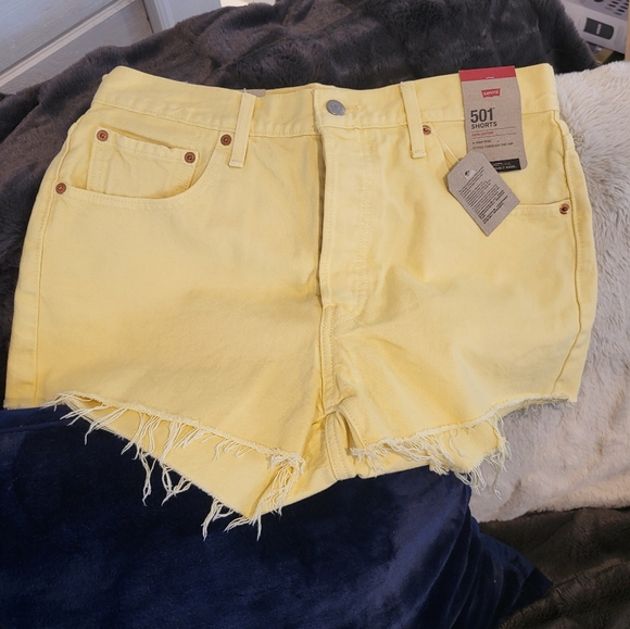 Levi's Super Cute Shorts - Picture 3 of 3